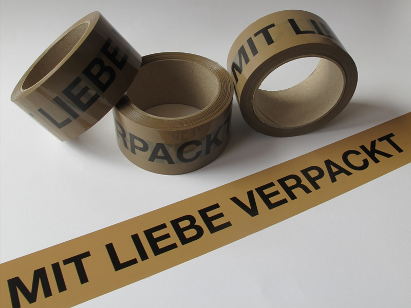 The sticky paper tape "Mit Liebe verpackt"